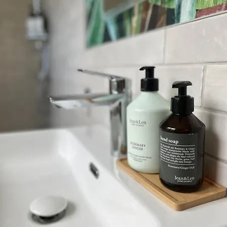 Ruhig Trotz Stadtzentrum Mit Parkplatz Auf Privatgrundstueck *